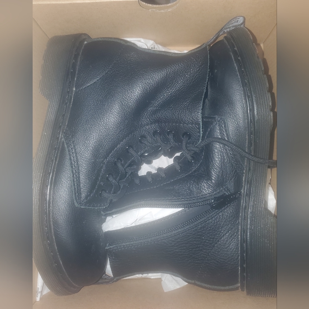 Dr. MARTENS Black Kids 3 EUC combat boot